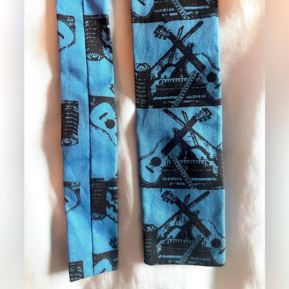 Vintage Guitar print skinny tie